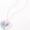 Collier à pendentif avec médaillon cœur et papillon arc-en-ciel couleur argentée