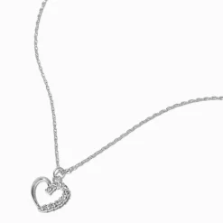 Collier à pendentif cœur moitié strass couleur argentée