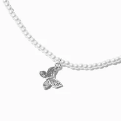Collier à pendentif papillon pavé perlé en perle d'imitation