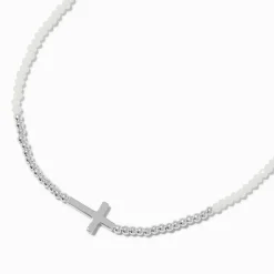 Collier à pendentif perles de rocaille croix couleur argentée
