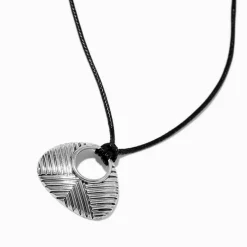 Collier à pendentif pièce martelée couleur argentée