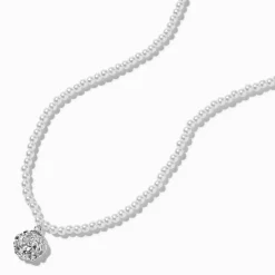 Collier à pendentif rosettes perle d'imitation et couleur argentée