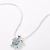 Collier à pendentif tortue décoré bleu et violet couleur argentée