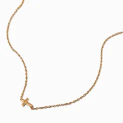 Collier avec mini pendentif croix oblique couleur dorée