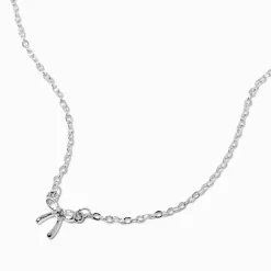 Collier avec mini pendentif nœud couleur argentée