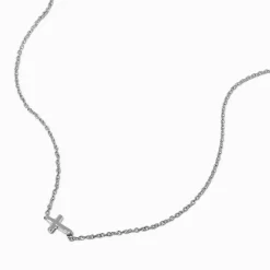 Collier avec mini pendentif croix oblique couleur argentée