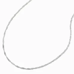 Collier torsadé délicat couleur argentée