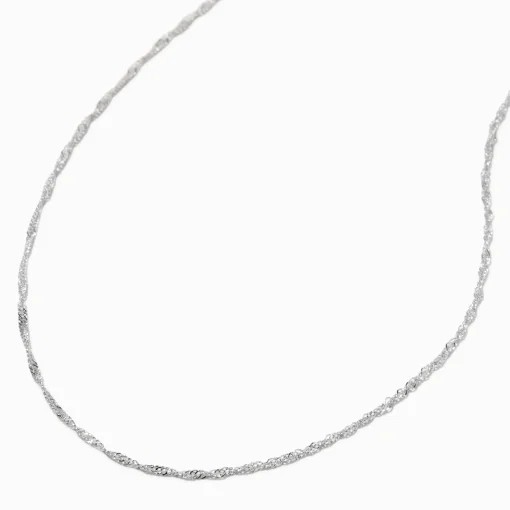 Collier torsadé délicat couleur argentée