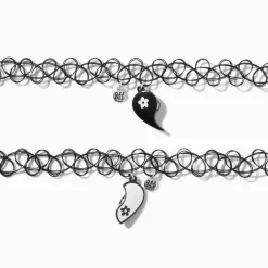 Ras-de-cou best friends effet tatouage phosphorescents avec cœur fendu noir et blanc - Lot de 2
